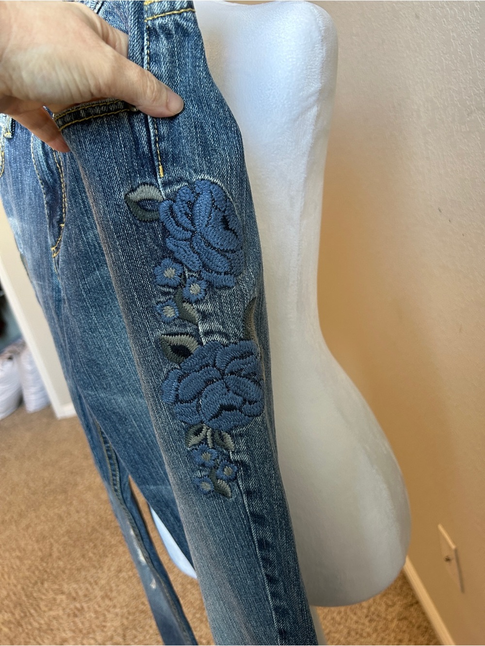 ESPRIT Y2K Distressed Boyfriend Flair Rose Embroidered Dark Blue Jeans Size 6 - Picture 5 of 14